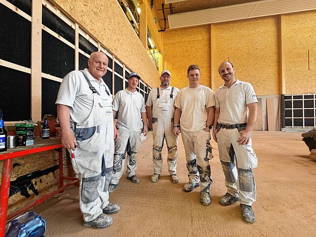 Dietmar Gemeinder (links) und Daniel Gemeinder (rechts) sind für den Innenausbau zuständig. Für das Team geht die Arbeit nun erst ...