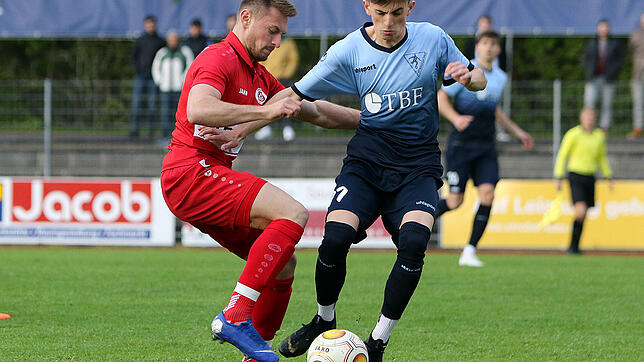 Feriz Sadiku (rechts im Bild, hier gegen den Pfullendorfer Luca Gruler) wechselt vom 1. FC Rielasingen-Arlen zum FC Radolfzell.
