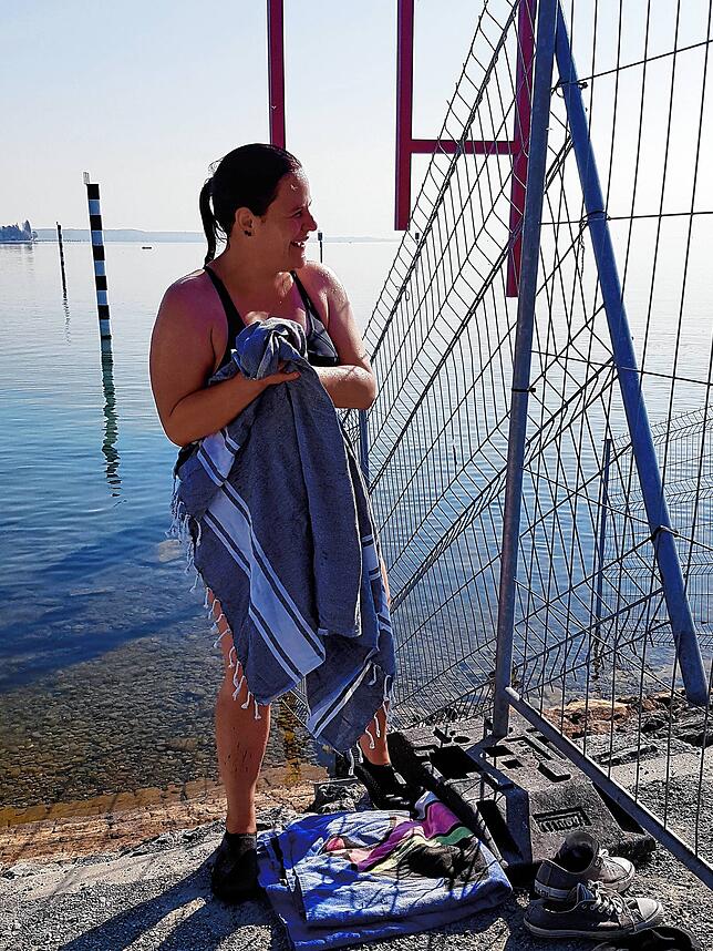 Bild 5: Morgens, halb 11, auf Klein-Venedig: Zwei Freundinnen schwimmen ohne Grenzen