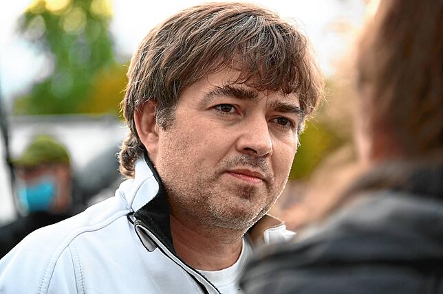 Michael Ballweg, Initiator von Querdenken, gibt kurz vor seinem Auftritt in Konstanz ein Interview.