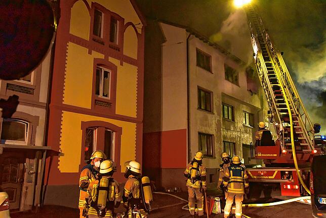 Die Einsatzkräfte versuchen, den Brand unter Kontrolle zu bringen-. Die Löscharbeiten dauern bis in die Morgenstunden.