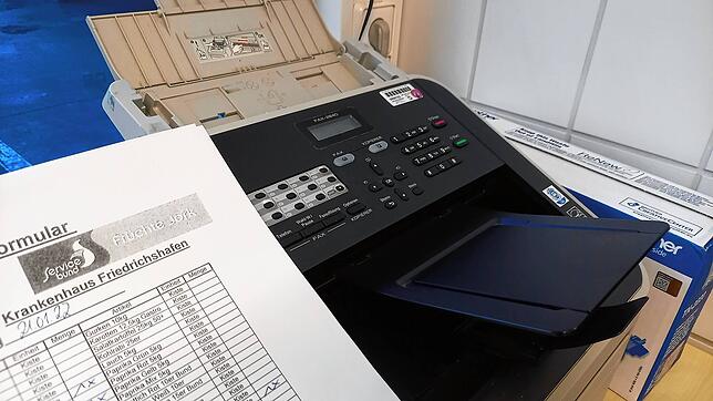 Das gute alte Faxgerät hilft vielen Mitarbeitenden am MCB derzeit aus der Patsche – wie hier bei der Kommunikation mit Lieferanten ...