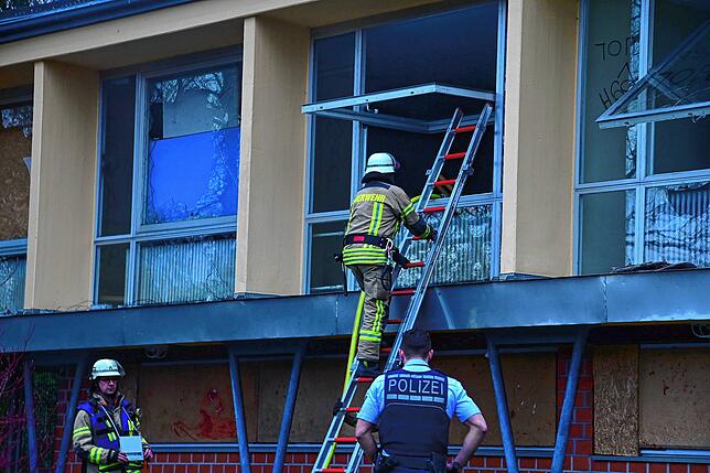 Die Feuerwehr klettert durch von ihr geöffnete Fenster in den Speisesaal der ehemaligen Jugendherberge, um das Feuer am 17. April zu ...