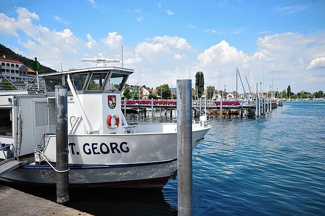 Die St. Georg im Hafen von Bodman. Ihr egentlicher Liegeplatz ist am Steg hinten rechts im Bild. (Archivbild)