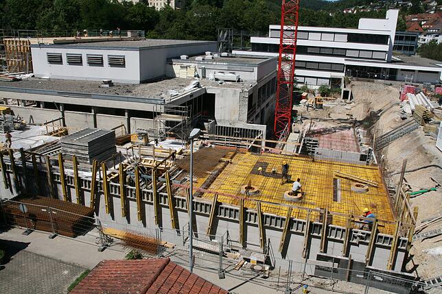 Bild 4: So hat sich die Waldshuter Stadthalle von außen während der Sanierungsarbeiten verwandelt
