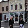 Pflegedienstleiterin Melanie Reimer mit Teamleiterin Sonia Heckele und ihrer Stellvertreterin Katharina Wenz (von links) vor dem ...