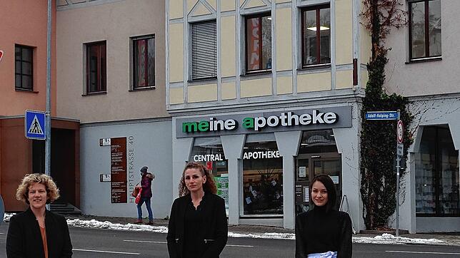 Pflegedienstleiterin Melanie Reimer mit Teamleiterin Sonia Heckele und ihrer Stellvertreterin Katharina Wenz (von links) vor dem ...