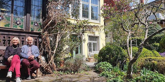 Ida Fend-Richter und Helmut Fend vor dem Jugendstil-Teepavillon im Garten ihrer Villa.
