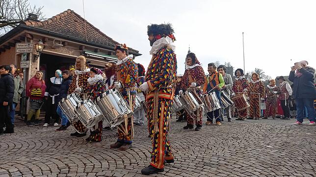 Von der anderen Seite kommen die Narronen aus der Mehreren Stadt über die Brücke.