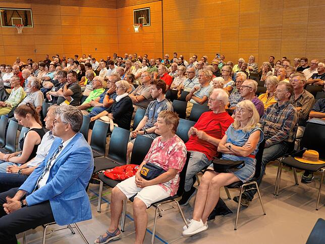 An einer Infoveranstaltung zum Ausbau der Hochrheinbahn in der Stadthalle von Waldshut war das Interesse groß.