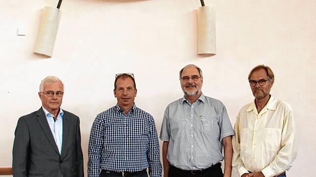 Aufsichtsrat Albrecht Römer sowie die Vorstände der Camphill-Schulgemeinschaften Cornelius Weichert, Herbert Heim und Burkhard Haus. ...
