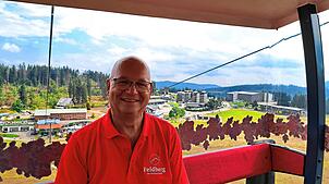 Der neue Geschäftsführer Kai Lebrecht in der Gondel der Feldbergbahnen. Er weiß um die Probleme des Feldbergs, sieht aber viele Chancen.