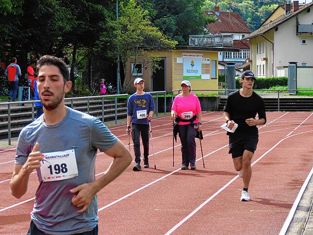 Bild 20: Zahlreiche Läufer beim 34. Wehratallauf