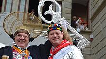 Narrenmutter Wolfgang Lechler ergreift die Macht und Oberbürgermeister Jan Zeitler muss gute Miene zum Narrenspiel machen.
