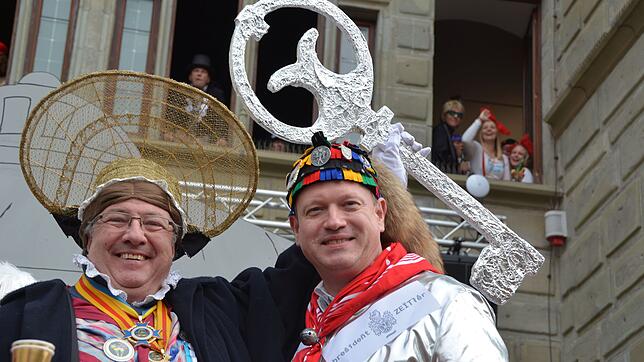 Narrenmutter Wolfgang Lechler ergreift die Macht und Oberbürgermeister Jan Zeitler muss gute Miene zum Narrenspiel machen.