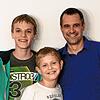 Jan Gajewiak, Elternbeirat in der Sommertalschule, mit seinen beiden Söhnen Yannis (links) und Louis.