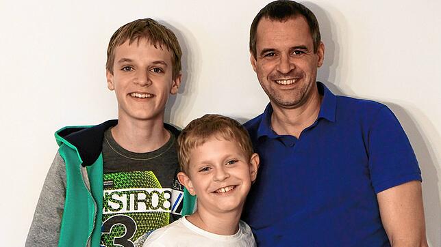 Jan Gajewiak, Elternbeirat in der Sommertalschule, mit seinen beiden Söhnen Yannis (links) und Louis.