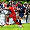 Auf ein Neues: Der FC Tiengen 08 und der VfB Waldshut spielen in der Landesliga. Hier deckt der Tiengener Bünyamin Cakir (links) den ...