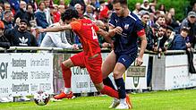 Auf ein Neues: Der FC Tiengen 08 und der VfB Waldshut spielen in der Landesliga. Hier deckt der Tiengener Bünyamin Cakir (links) den ...