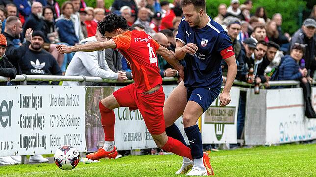Auf ein Neues: Der FC Tiengen 08 und der VfB Waldshut spielen in der Landesliga. Hier deckt der Tiengener Bünyamin Cakir (links) den ...