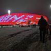 Ein weit sichtbares Zeichen in Erinnerung an den verstorbenen Franz Beckenbauer: Schon auf dem Weg ins Stadion werden die Besucher ...