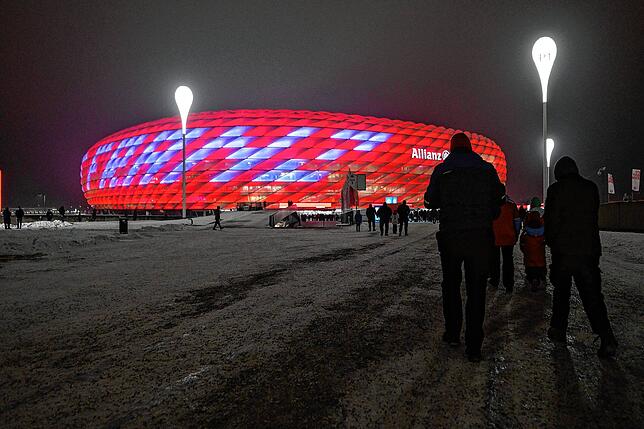 Ein weit sichtbares Zeichen in Erinnerung an den verstorbenen Franz Beckenbauer: Schon auf dem Weg ins Stadion werden die Besucher ...