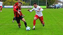 Das Linzgauderby zwischen den FC Überlingen (Michael Förtsch, links) und dem FC RW Salem (Luca Gruler) ging mit 3:1 an die Gäste aus Salem.