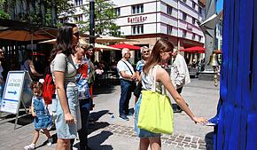 „Ring for Good News“ heißt es in der Singener Innenstadt. Dahinter steckt eine SÜDKURIER-Aktion.