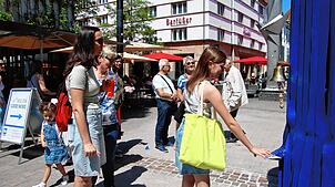 „Ring for Good News“ heißt es in der Singener Innenstadt. Dahinter steckt eine SÜDKURIER-Aktion.