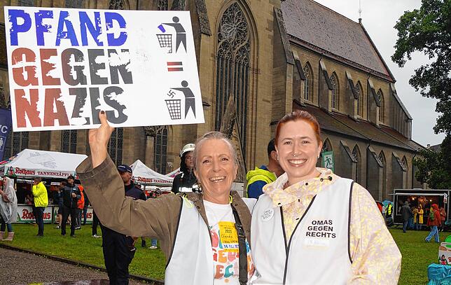 Vor dem Salemer Münster stehend, sammeln Marie und Claudia Pattberg „Pfand gegen Nazis“.