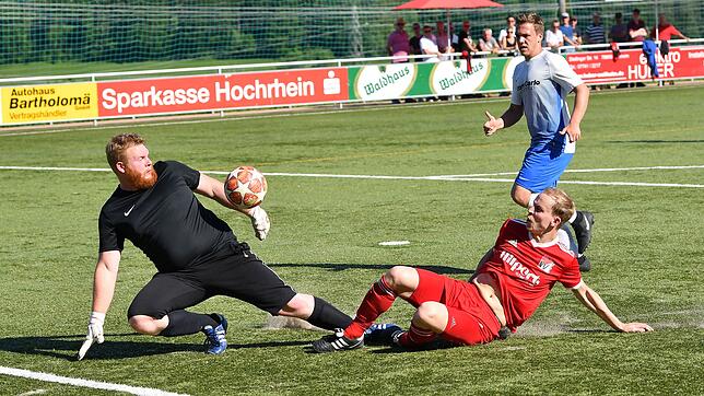 Abschiedsspiel: Lucas Geng (Mitte) erzielte in seinem letzten Spiel noch ein Tor für den FC RW Weilheim. Er hatte damit maßgeblichen ...