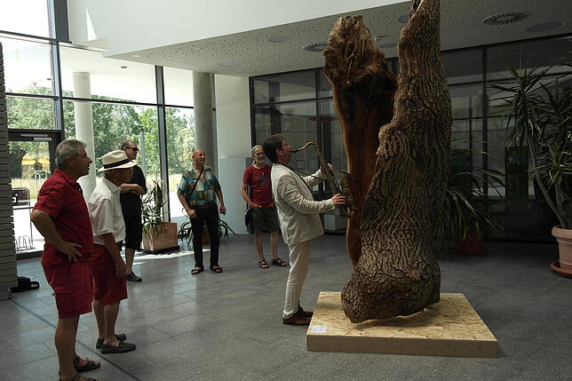 Embla heißt die erste Indoor-Skulptur des Kunstraums Oberteuringen. Im Haus am Teuringer erhielt sie einen Willkommensgruß von Florian ...