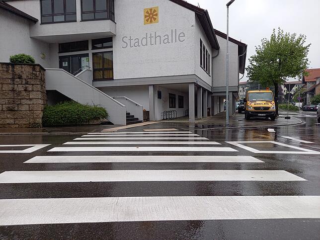 Zebrastreifen an der Stadthalle und am Latscheplatz sollen signalisieren: Hier haben Fußgänger künftig Vorrang. Mit der neuen ...