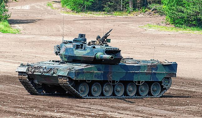 Bei einer Vorführung fährt ein Kampfpanzer Leopard 2 auf einem Übungsfeld bei Munster in Niedersachsen.