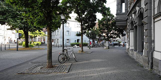 Blick in die Kreuzlinger Straße: Braucht es hier wirklich eine Fußgängerzone statt eines verkehrsberuhigten Bereichs?