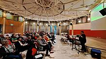 Die Geschäftsführerin der Gesundheitscampus Bad Säckingen GmbH und Kämmerin, Bettina Huber, erklärt den Mitgliedern des Fördervereins ...