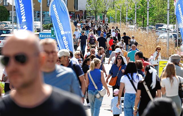 Richtig was los: Besucher am verkaufsoffenen Sonntag auf dem Weg zum seemaxx.