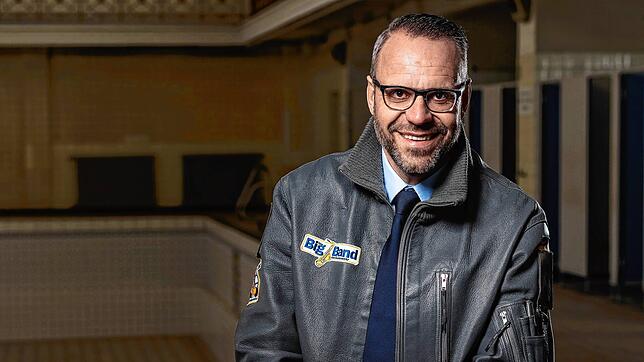 Johannes M. Langendorf ist Stabshauptmann und Tourmanager der Big Band der Bundeswehr. Vor dem Auftritt in Radolfzell gibt er schon ...