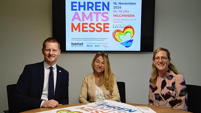 Laden im November zur Ehrenamtsmesse ins Milchwerk ein (von links): Oberbürgermeister Simon Gröger, Petra Merklin (Seniorenhilfe) und ...