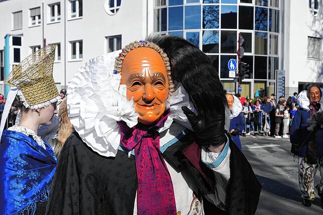 Bild 16: Villinger Fasnet-Umzug: Narren feiern bei strahlendem Sonnenschein – Die besten Bilder!
