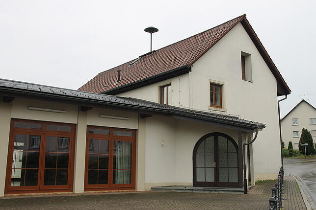 2019: Das ehemalige Oberalpfener Schul- und Rathaus, das 1991 durch den Anbau der Gemeindehalle erweitert wurde. Im Obergeschoss ...
