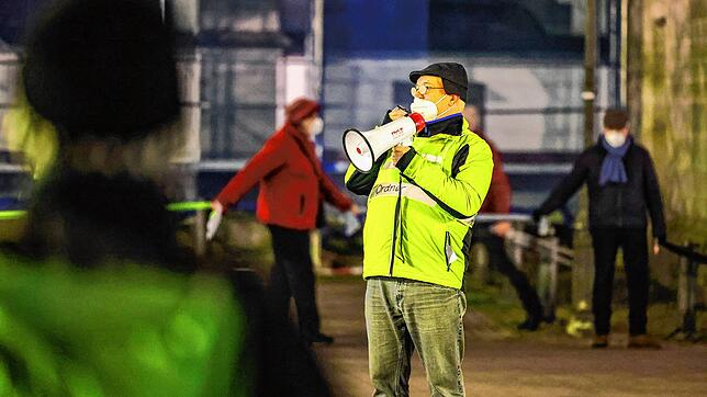 Mit Megaphon auf dem Marktplatz: Peter Geiger demonstriert für das Impfen und will montags die Innenstadt nicht den sogenannten ...