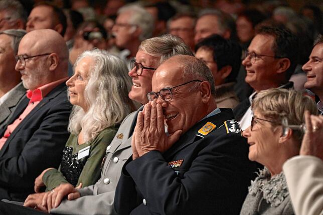 Bild 27: Volle Zuschauerreihen und gute Laune: Bilder vom Benefizkonzert mit dem Heeresmusikcorps