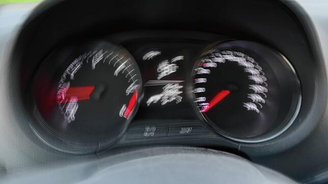 Verschwommener Blick auf die Armaturen eines Autos. Ein Mann soll sich im Raum Stockach mit 2,3 Promille Alkohol im Blut ein Rennen mit ...