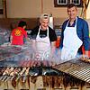 Thomas Kern (links) und Mark Hasenfratz braten die Spieße.
