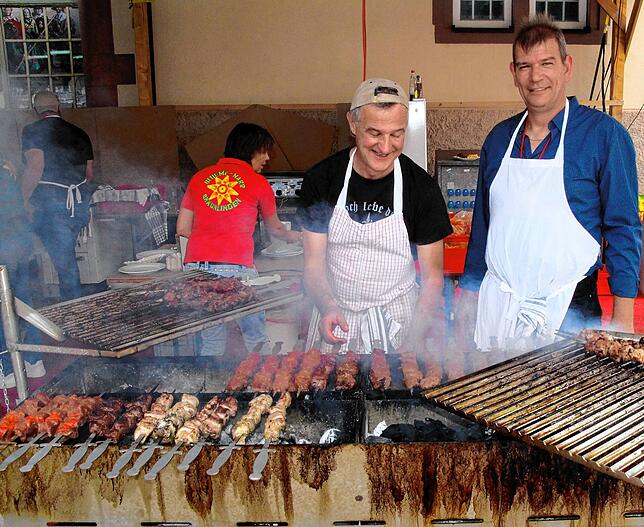 Thomas Kern (links) und Mark Hasenfratz braten die Spieße.