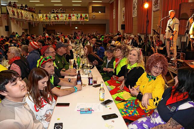Bild 8: Fasnacht pur beim traditionellen Öschabend: Wir haben die Bilder
