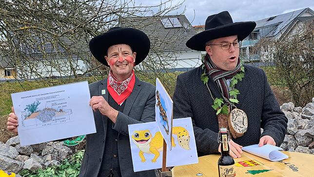 Obwohl völlig zu unrecht aus seinem Amt entlassen, referierte Ulrich Krieger (rechts) in seiner Funktion als Bürgermeister über die ...