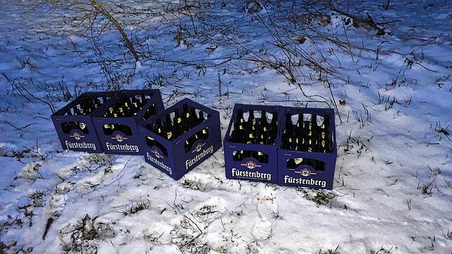 Entsorgte Bierkisten der Marke Fürstenberg im Waldgebiet Wolterdingen/Tannheim. Markus Holpp möchte diesen kuriosen Vorfall aufklären ...