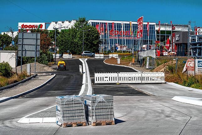 Im Oktober soll, so der Plan, der Kreisverkehr wieder befahren werden können.